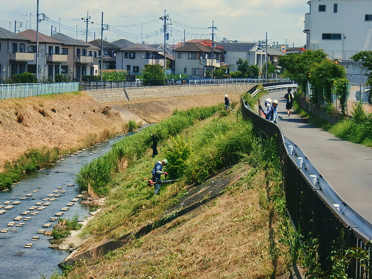 「境川」河川敷の堤防の除草整備